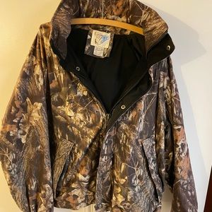 Mens hooded Camouflage winter coat. Size L.